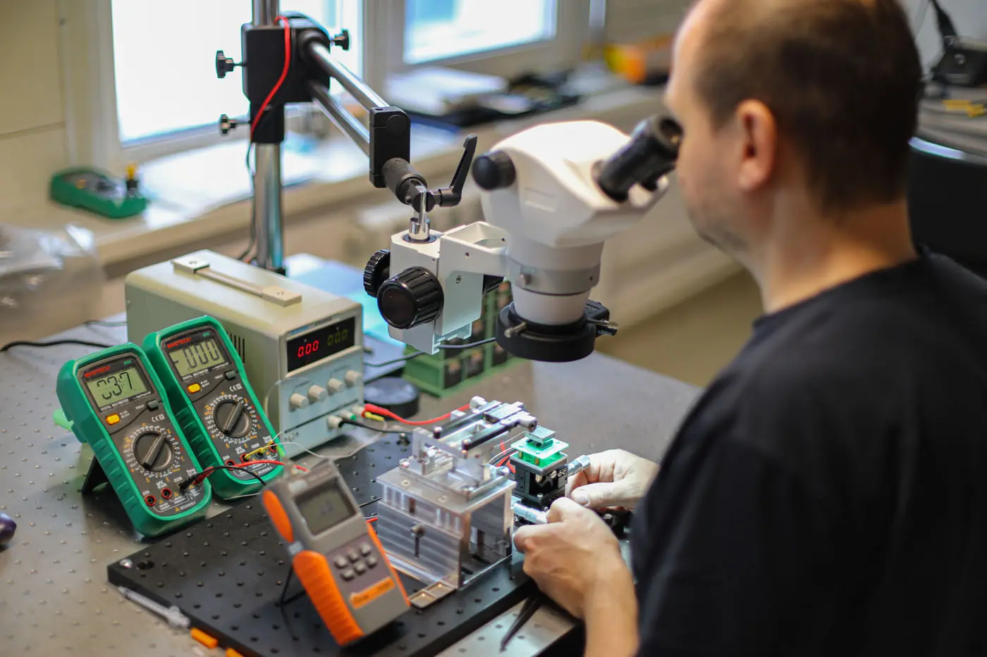 Стенд юстировки оптического волокна относительно кристаллов ЛД и ФД